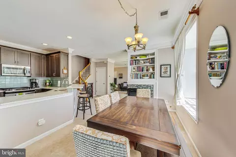 1725 Kingsgate Ct #301, Alexandria, VA 22302