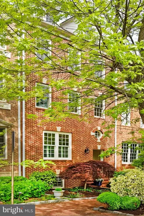 526 N Pitt St, Alexandria, VA 22314