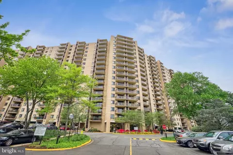 203 Yoakum Pkwy #1016, Alexandria, VA 22304