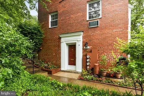 3223 Valley Dr, Alexandria, VA 22302