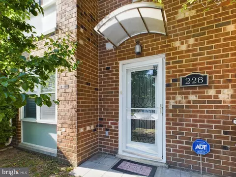 228 Stevenson Sq, Alexandria, VA 22304