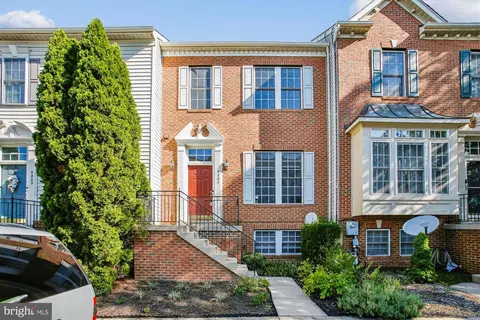 5803 Summers Grove Rd, Alexandria, VA 22304