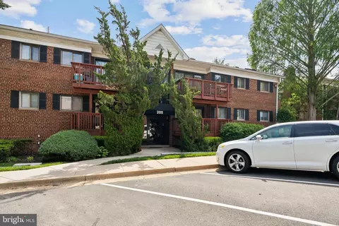 205 Skyhill Rd #1, Alexandria, VA 22314