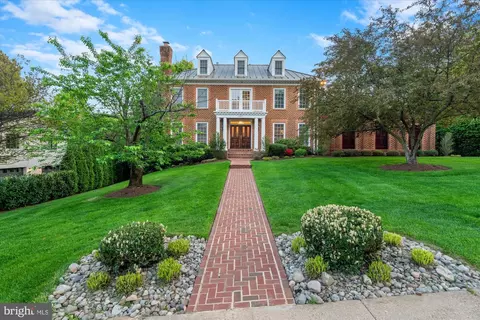 1402 Trinity Dr, Alexandria, VA 22314