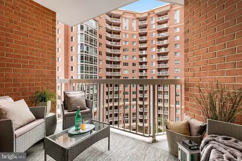 3101 N Hampton Dr #813, Alexandria, VA 22302