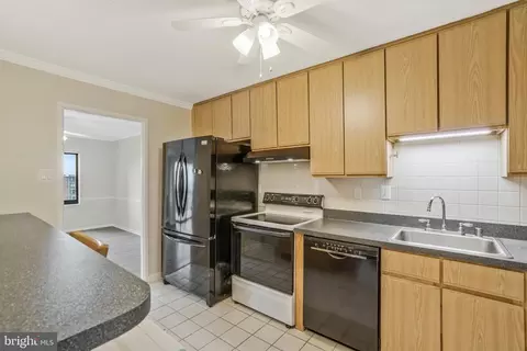 309 Yoakum Pkwy #1706, Alexandria, VA 22304