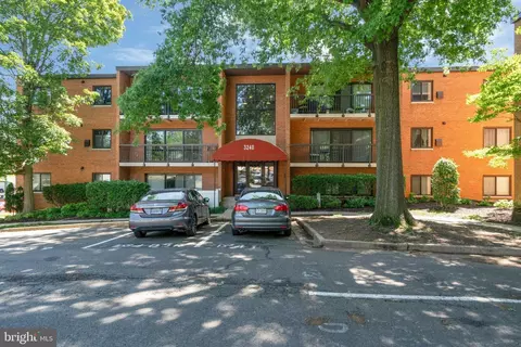 3240 S 28th St #301, Alexandria, VA 22302