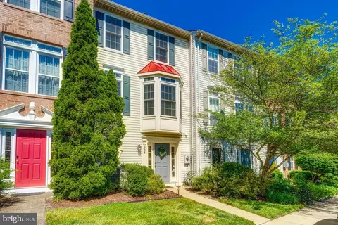 938 Harrison Cir, Alexandria, VA 22304