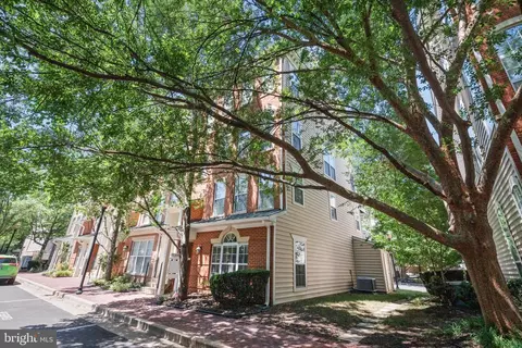 191 Martin Ln, Alexandria, VA 22304
