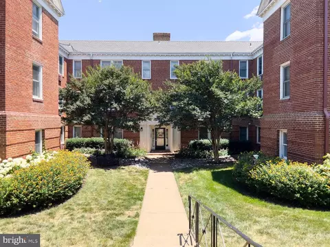 922 S Washington St #203, Alexandria, VA 22314