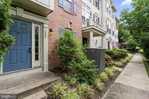 980 Harrison Cir, Alexandria, VA 22304