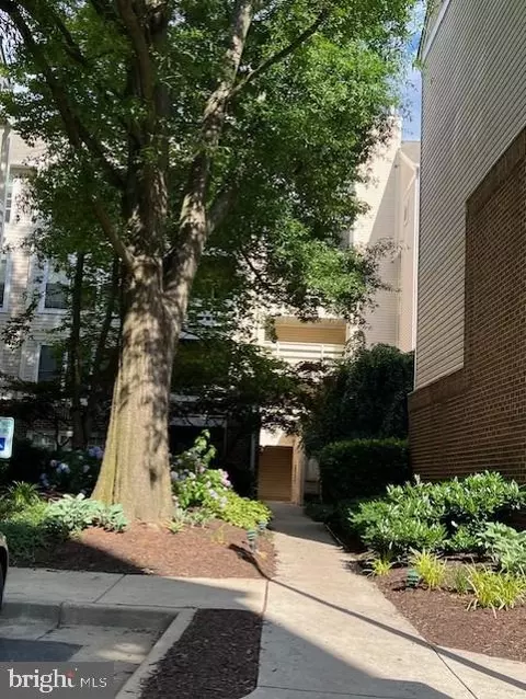 240 S Reynolds St #102, Alexandria, VA 22304