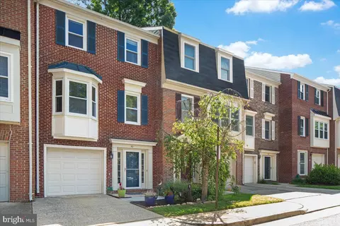 43 Carriage House Cir, Alexandria, VA 22304