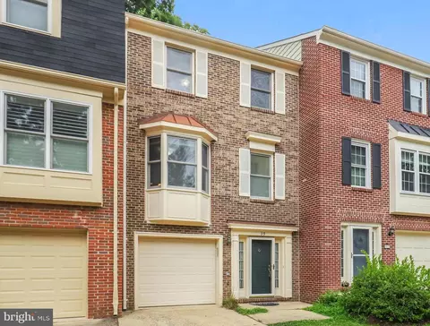 39 Carriage House Cir, Alexandria, VA 22304