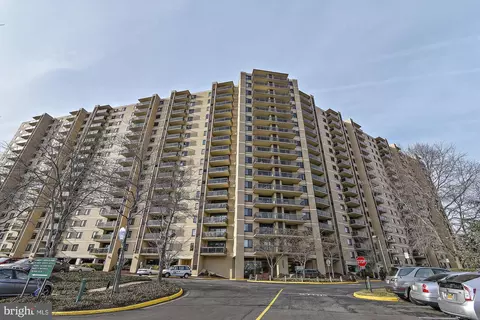 203 Yoakum Pkwy #1424, Alexandria, VA 22304