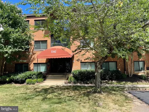 3342 S 28th St #304, Alexandria, VA 22302
