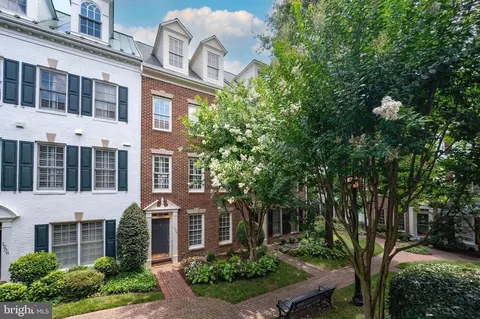 1208 Roundhouse Ln, Alexandria, VA 22314
