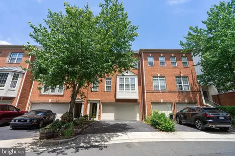 413 Clayton Ln, Alexandria, VA 22304