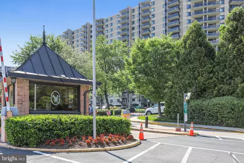 203 Yoakum Pkwy #817, Alexandria, VA 22304