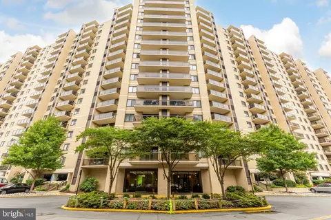 307 Yoakum Pkwy #1510, Alexandria, VA 22304