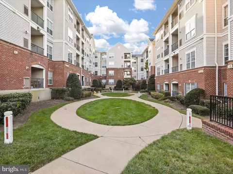 4870 Eisenhower Ave #405, Alexandria, VA 22304