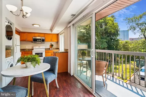 3220 S 28th St #404, Alexandria, VA 22302