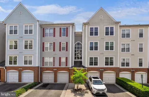 249 S Pickett St #201, Alexandria, VA 22304