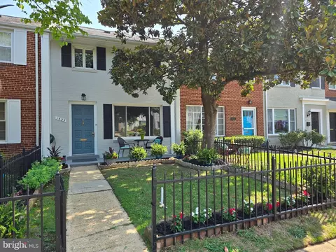 1525 Woodbine St, Alexandria, VA 22302