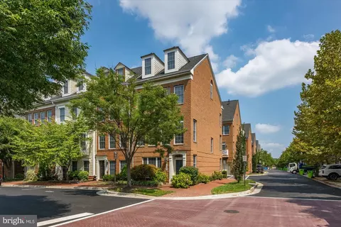 5229 Harold Secord St, Alexandria, VA 22304