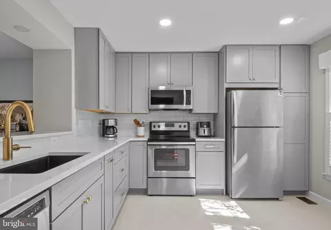 43 S Floyd St, Alexandria, VA 22304