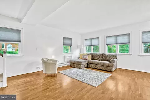 3221 Gunston Rd, Alexandria, VA 22302
