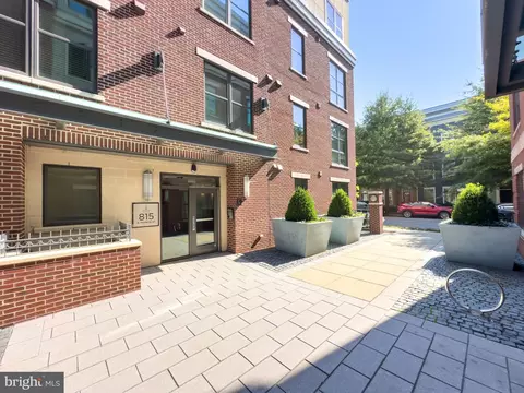 815 N Patrick St N #304, Alexandria, VA 22314