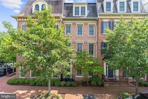 1868 Carpenter Rd, Alexandria, VA 22314