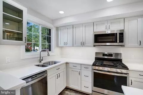 1652 Mount Eagle Pl, Alexandria, VA 22302