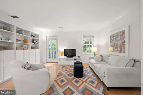 1403 E Abingdon Dr #4, Alexandria, VA 22314