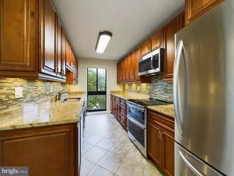 250 S Reynolds St #204, Alexandria, VA 22304