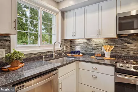 1613 Ripon Pl, Alexandria, VA 22302