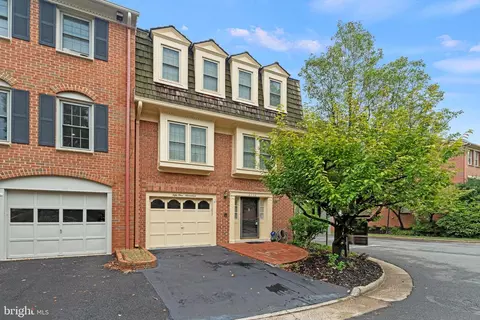 5117 Heritage Ln, Alexandria, VA 22311