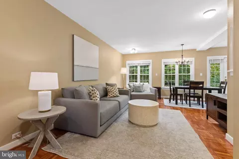 1032 Valley Dr, Alexandria, VA 22302