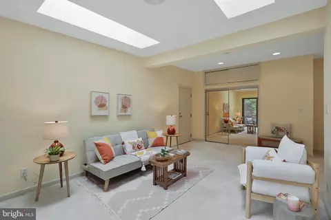 2702 Dartmouth Rd #10, Alexandria, VA 22314