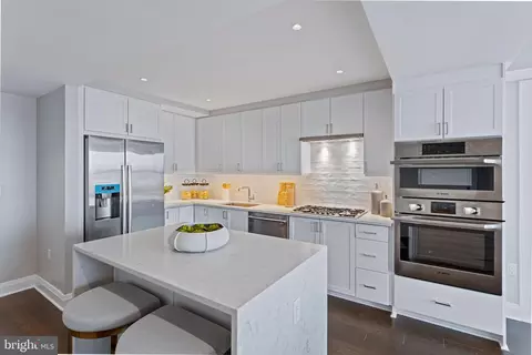 925 N Fairfax St #706, Alexandria, VA 22314