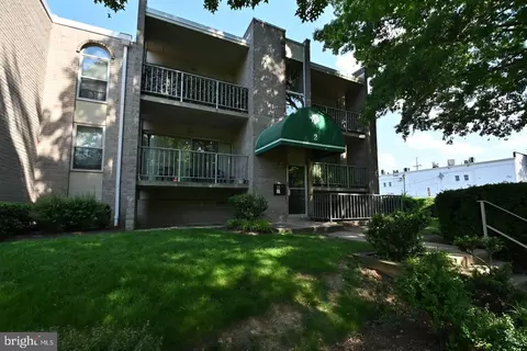 2 Canterbury Sq #101, Alexandria, VA 22304
