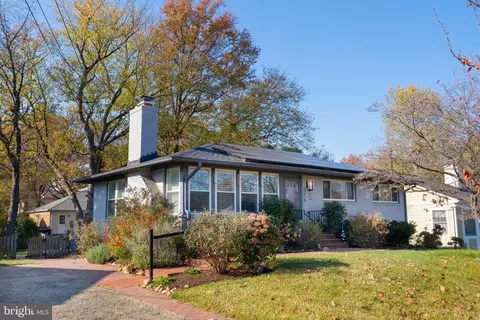2216 N Early St N, Alexandria, VA 22302