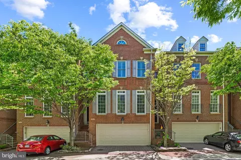 328 Helmuth Ln, Alexandria, VA 22304