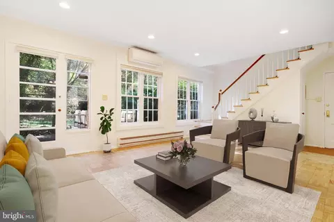 1116 Valley Dr, Alexandria, VA 22302