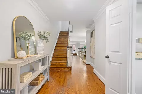 1102 N Pitt St, Alexandria, VA 22314