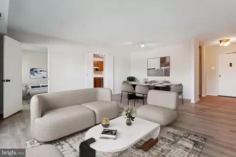 203 Yoakum Pkwy #806, Alexandria, VA 22304