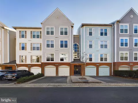 255 S Pickett St #202, Alexandria, VA 22304