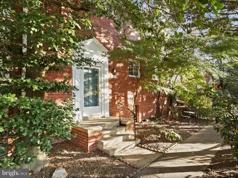 1933 N Quaker Ln, Alexandria, VA 22302