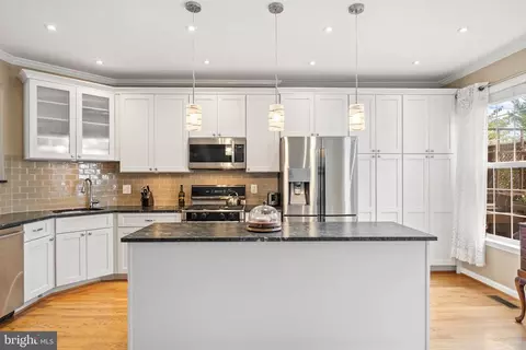 363 Livermore Ln, Alexandria, VA 22304